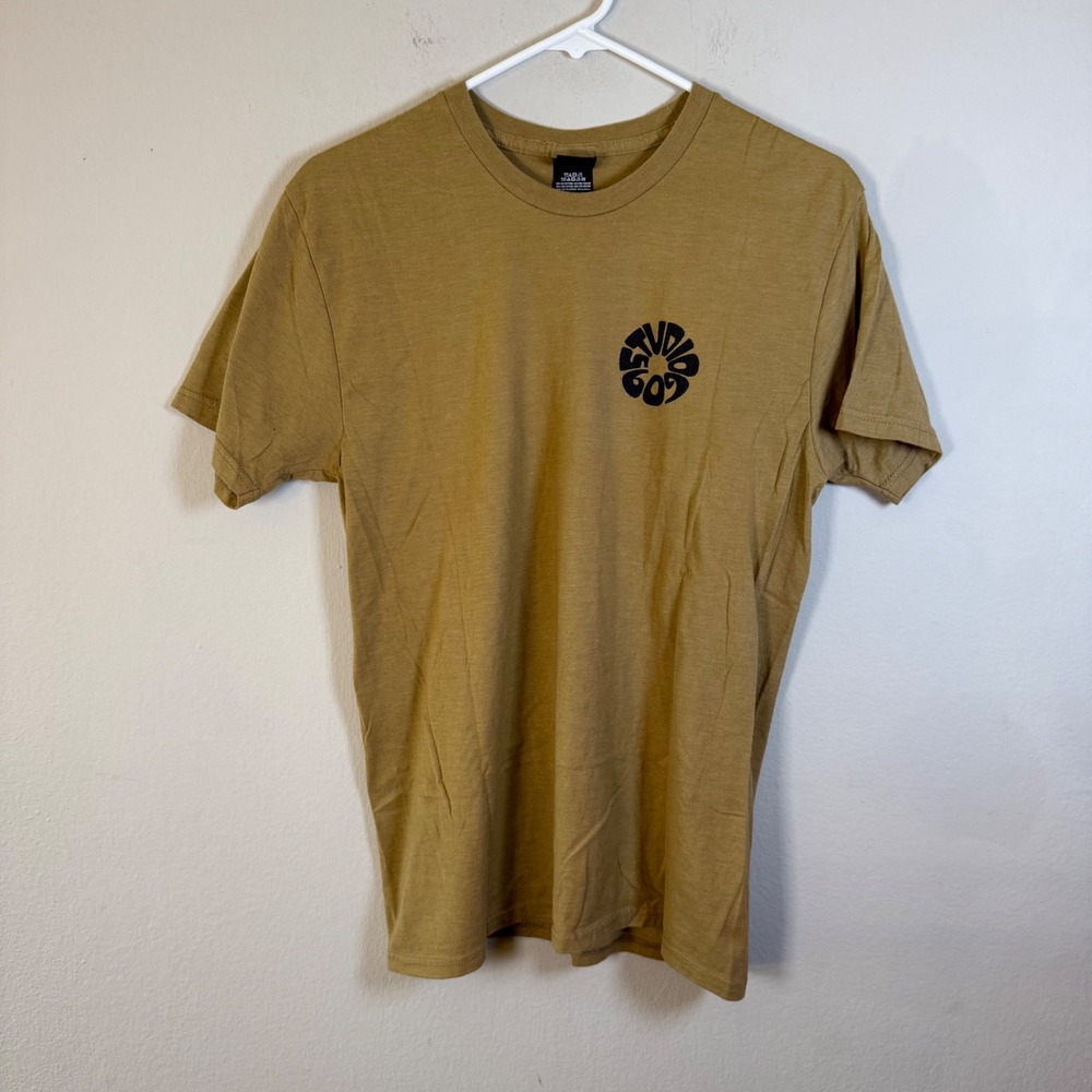 Studio 609 Ventura CA Surfboard Daisy Graphic T-Shirt Mens‎ Medium Mustard Tan